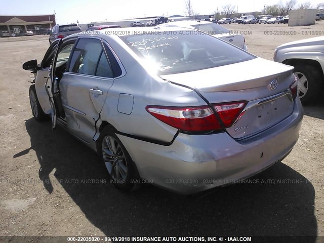4T1BF1FK0HU363680 - 2017 TOYOTA CAMRY LE/XLE/SE/XSE ვერცხლისფერი ფოტო 3