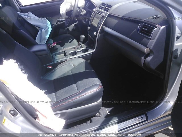 4T1BF1FK0HU363680 - 2017 TOYOTA CAMRY LE/XLE/SE/XSE ვერცხლისფერი ფოტო 5