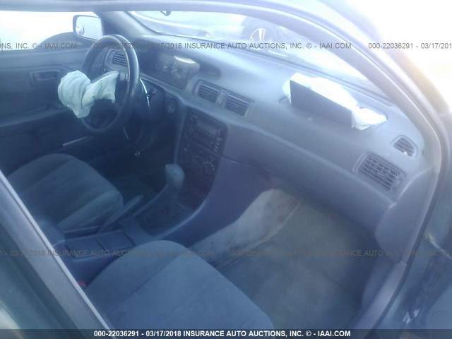 4T1BG22K61U775679 - 2001 TOYOTA CAMRY CE/LE/XLE BLUE photo 5