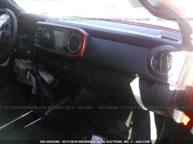 5TFCZ5AN8HX093167 - 2017 TOYOTA TACOMA DBL CAB/SR/TRDSPT/OR/PRO ნარინჯისფერი ფოტო 5