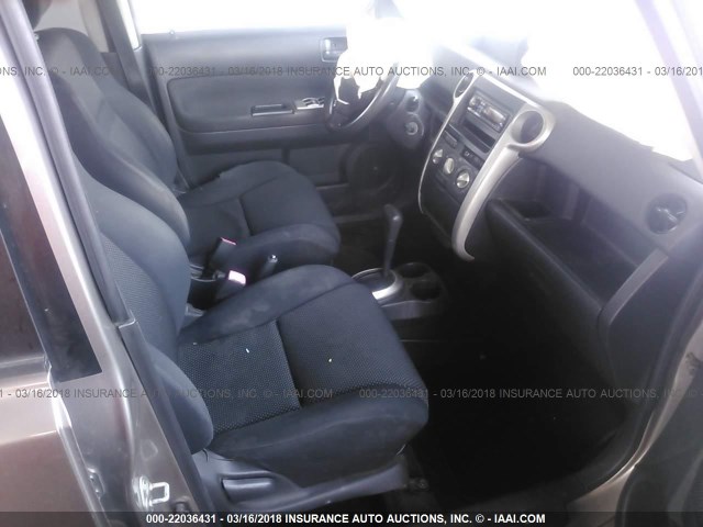 JTLKT324240149702 - 2004 TOYOTA SCION XB SILVER photo 5