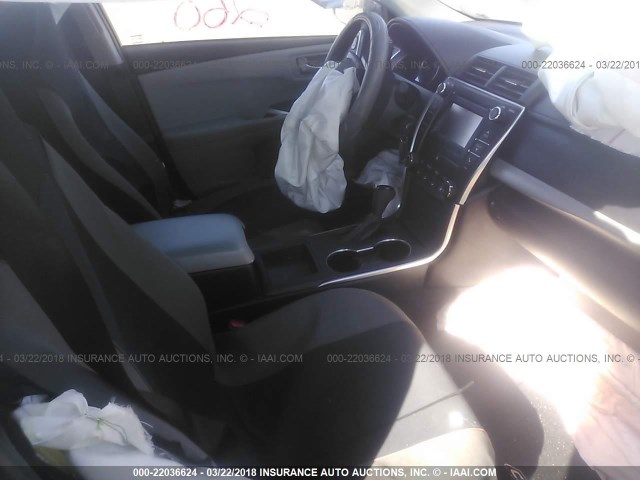 4T1BF1FKXGU533137 - 2016 TOYOTA CAMRY LE/XLE/SE/XSE ლურჯი ფოტო 5