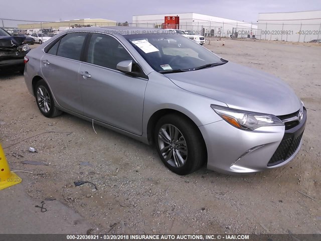 4T1BF1FK6HU425874 - 2017 TOYOTA CAMRY LE/XLE/SE/XSE SILVER photo 1