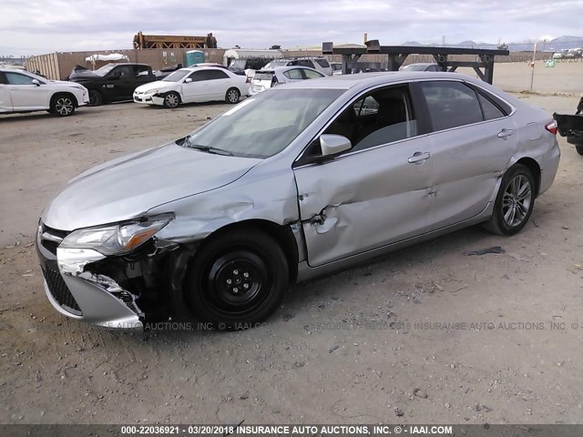 4T1BF1FK6HU425874 - 2017 TOYOTA CAMRY LE/XLE/SE/XSE SILVER photo 2