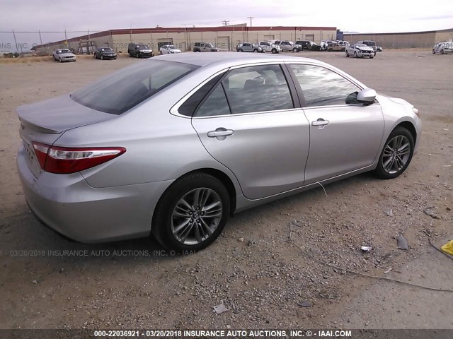 4T1BF1FK6HU425874 - 2017 TOYOTA CAMRY LE/XLE/SE/XSE SILVER photo 4