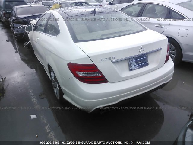 WDDGJ4HB9CF738072 - 2012 MERCEDES-BENZ C 250 WHITE photo 3