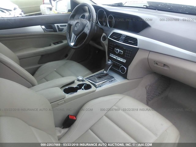 WDDGJ4HB9CF738072 - 2012 MERCEDES-BENZ C 250 WHITE photo 5