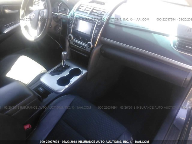 4T1BF1FK7EU451332 - 2014 TOYOTA CAMRY L/SE/LE/XLE GRAY photo 5