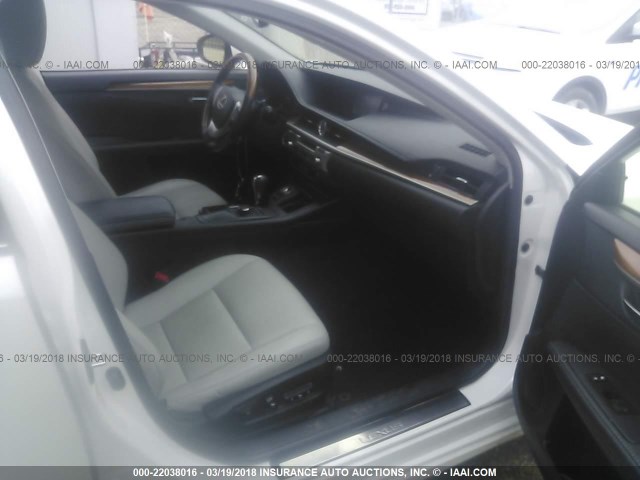 JTHBW1GG7D2010405 - 2013 LEXUS ES 300H WHITE photo 5