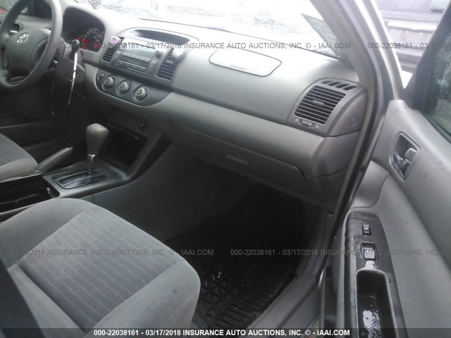 4T1BE32K65U385327 - 2005 TOYOTA CAMRY LE/XLE/SE 银色 照片 5