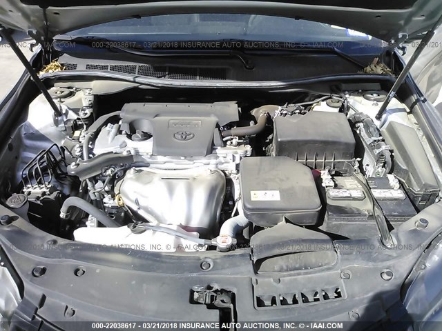 4T1BF1FK2HU309524 - 2017 TOYOTA CAMRY LE/XLE/SE/XSE ვერცხლისფერი ფოტო 10