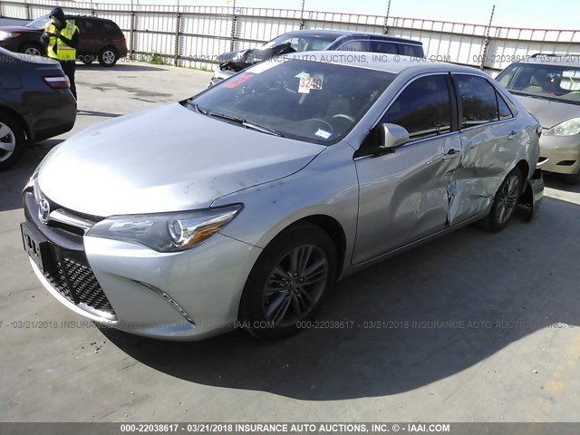 4T1BF1FK2HU309524 - 2017 TOYOTA CAMRY LE/XLE/SE/XSE SILVER photo 2