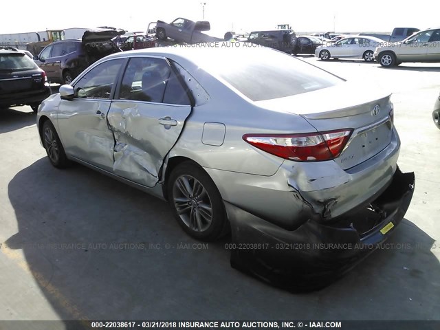 4T1BF1FK2HU309524 - 2017 TOYOTA CAMRY LE/XLE/SE/XSE SILVER photo 3