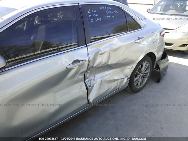 4T1BF1FK2HU309524 - 2017 TOYOTA CAMRY LE/XLE/SE/XSE ვერცხლისფერი ფოტო 6