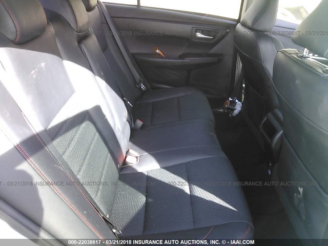 4T1BF1FK2HU309524 - 2017 TOYOTA CAMRY LE/XLE/SE/XSE ვერცხლისფერი ფოტო 8