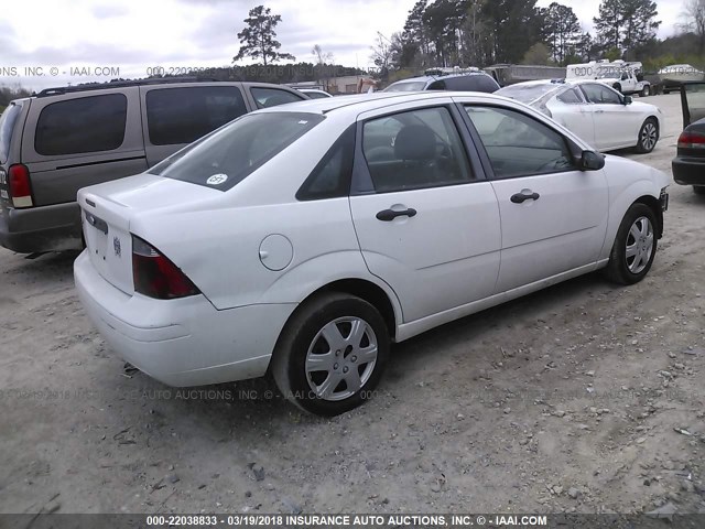 1FAFP34N37W191553 - 2007 FORD FOCUS ZX4/S/SE/SES WHITE photo 4