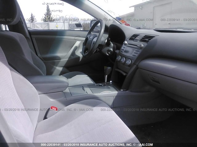 4T4BF3EK6BR131434 - 2011 TOYOTA CAMRY SE/LE/XLE SILVER photo 5