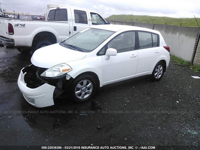 3N1BC13E47L419451 - 2007 NISSAN VERSA S/SL WHITE photo 2