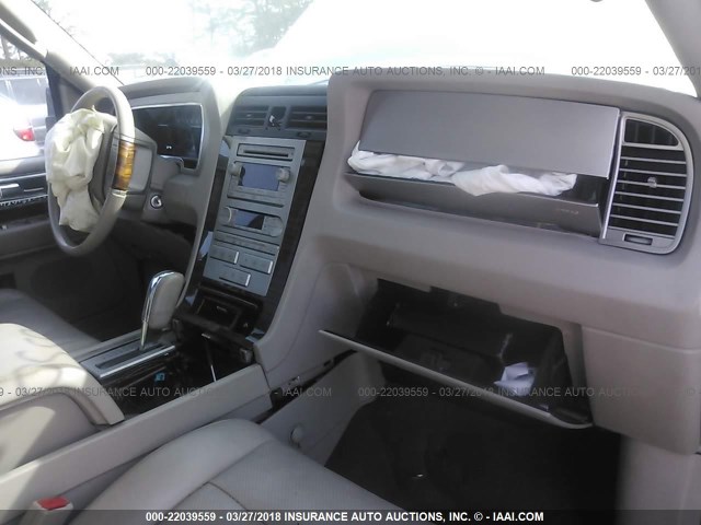 5LMFU28518LJ05725 - 2008 LINCOLN NAVIGATOR WHITE photo 5