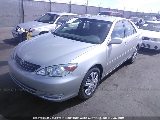 4T1BE32K42U611666 - 2002 TOYOTA CAMRY LE/XLE/SE SILVER photo 2