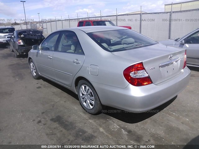 4T1BE32K42U611666 - 2002 TOYOTA CAMRY LE/XLE/SE SILVER photo 3