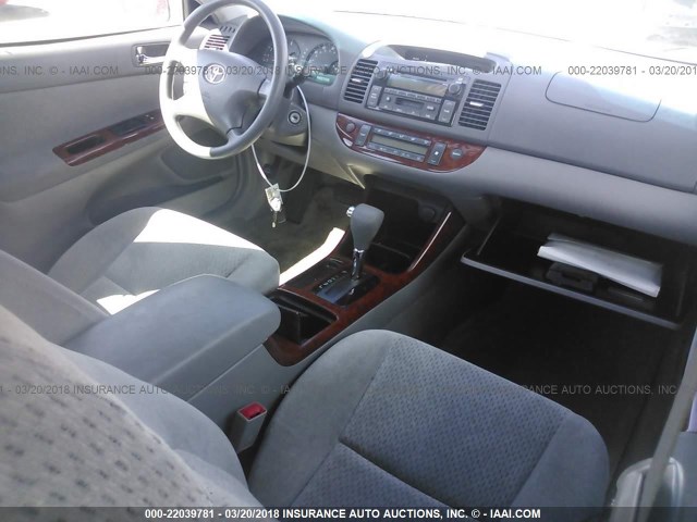 4T1BE32K42U611666 - 2002 TOYOTA CAMRY LE/XLE/SE 银色 照片 5