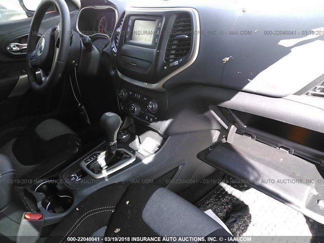 1C4PJMCX2JD505267 - 2018 JEEP CHEROKEE LATITUDE Gümüş foto 5