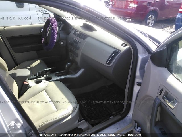 1FAHP35N48W243278 - 2008 FORD FOCUS SE/SEL/SES GRAY photo 5