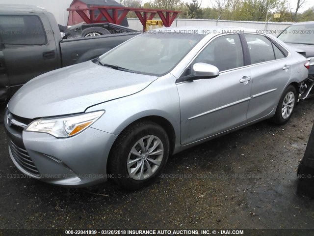 4T4BF1FK9GR577281 - 2016 TOYOTA CAMRY LE/XLE/SE/XSE GRAY photo 2