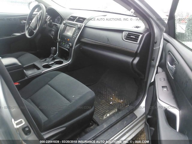 4T4BF1FK9GR577281 - 2016 TOYOTA CAMRY LE/XLE/SE/XSE GRAY photo 5