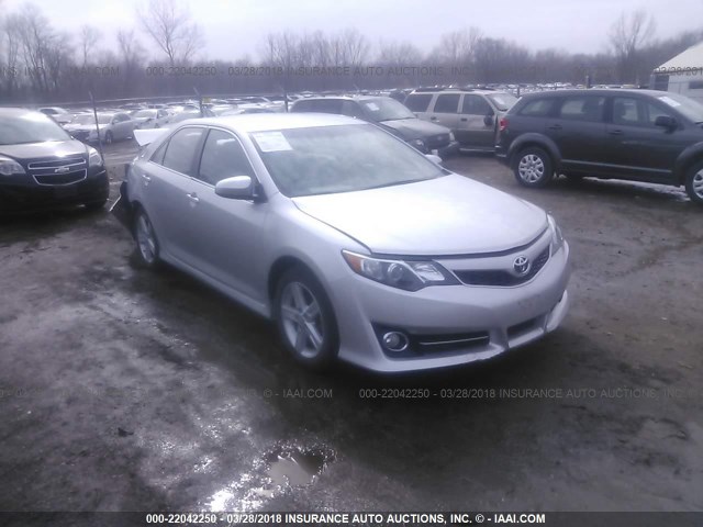 4T1BF1FK5EU426039 - 2014 TOYOTA CAMRY L/SE/LE/XLE 银色 照片 1