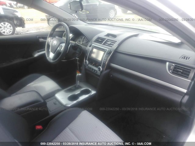 4T1BF1FK5EU426039 - 2014 TOYOTA CAMRY L/SE/LE/XLE 银色 照片 5