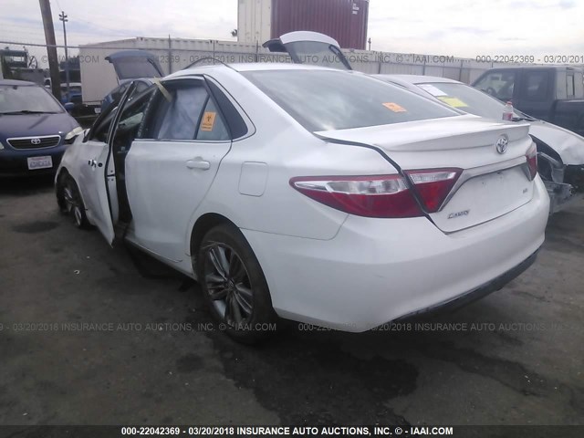 4T1BF1FK3FU943583 - 2015 TOYOTA CAMRY LE/XLE/SE/XSE თეთრი ფოტო 3