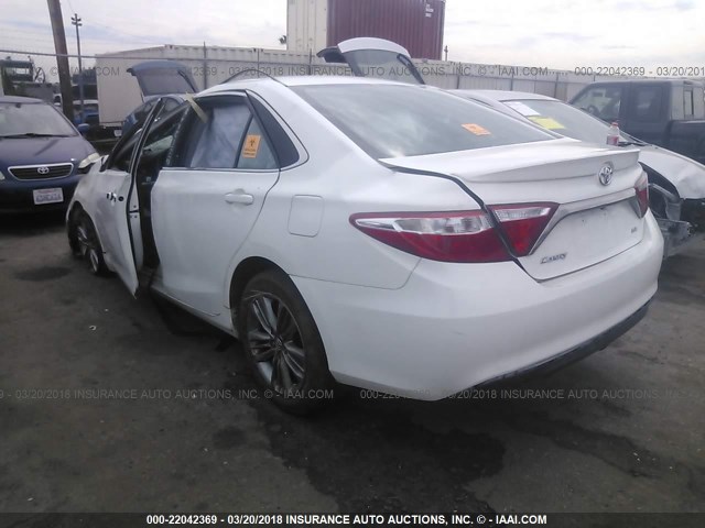 4T1BF1FK3FU943583 - 2015 TOYOTA CAMRY LE/XLE/SE/XSE WHITE photo 3