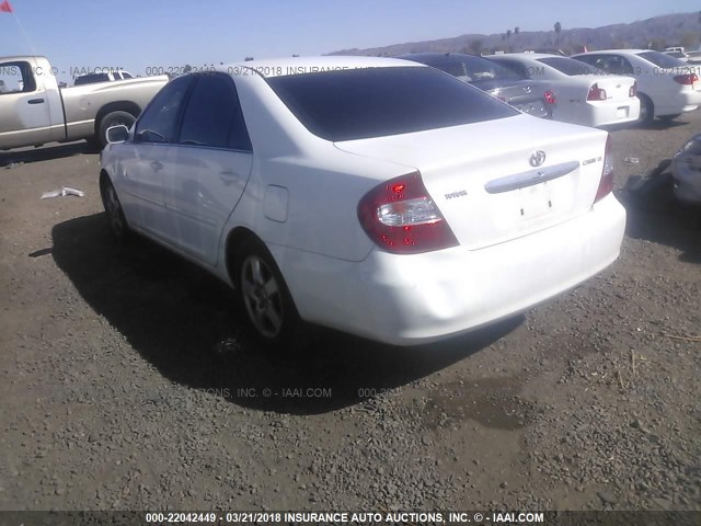 JTDBE32K240277569 - 2004 TOYOTA CAMRY LE/XLE WHITE photo 3