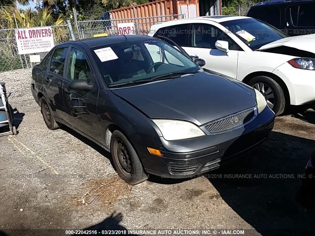 1FAFP34N85W168931 - 2005 FORD FOCUS ZX4 GRAY photo 1