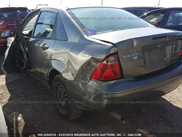 1FAFP34N85W168931 - 2005 FORD FOCUS ZX4 GRAY photo 6
