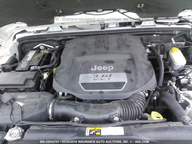 1C4HJWEG6DL513413 - 2013 JEEP WRANGLER UNLIMITE SAHARA WHITE photo 10