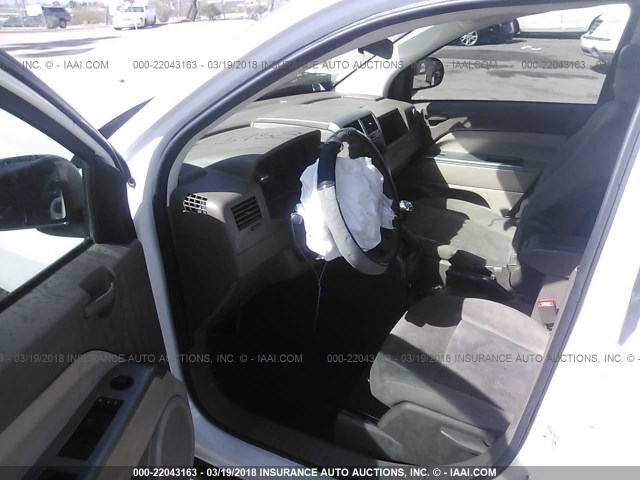 1J8FF47W97D155958 - 2007 JEEP COMPASS WHITE photo 5