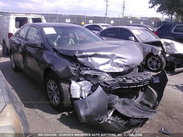 4T1BF1FK6GU550338 - 2016 TOYOTA CAMRY LE/XLE/SE/XSE 灰色 照片 1