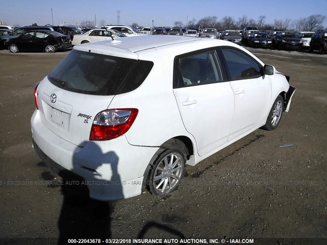 2T1KE40E79C008886 - 2009 TOYOTA COROLLA MATRIX S WHITE photo 4