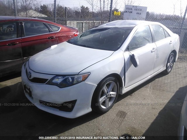 4T1BF1FK4DU724662 - 2013 TOYOTA CAMRY L/SE/LE/XLE WHITE photo 2