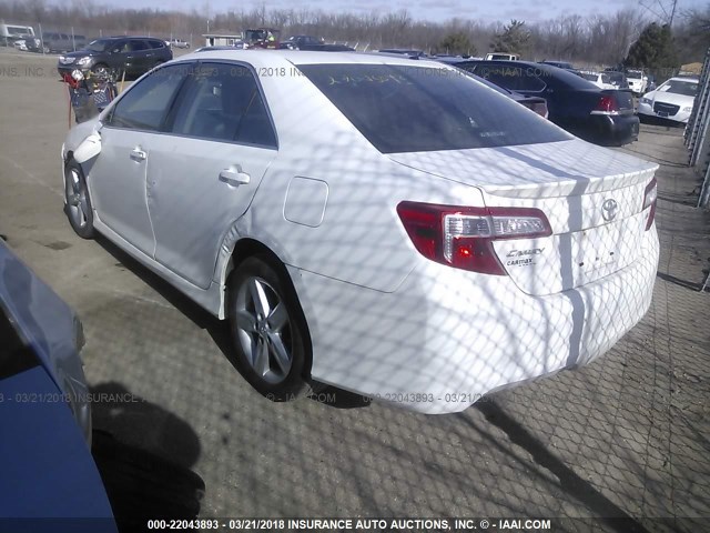 4T1BF1FK4DU724662 - 2013 TOYOTA CAMRY L/SE/LE/XLE WHITE photo 3