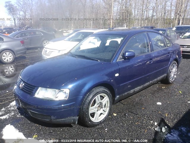 WVWPD23B7YP216040 - 2000 VOLKSWAGEN PASSAT GLX BLUE photo 2