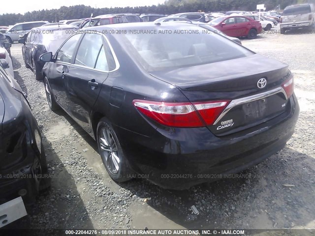 4T1BF1FK9HU352015 - 2017 TOYOTA CAMRY LE/XLE/SE/XSE 黑色 照片 3