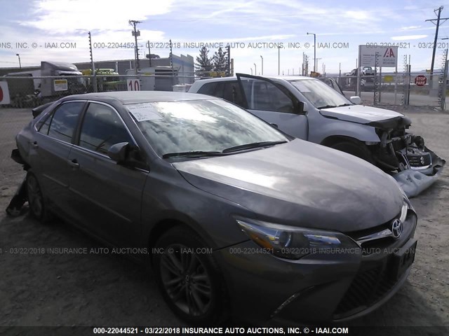 4T1BF1FK3HU785085 - 2017 TOYOTA CAMRY LE/XLE/SE/XSE GRAY photo 1