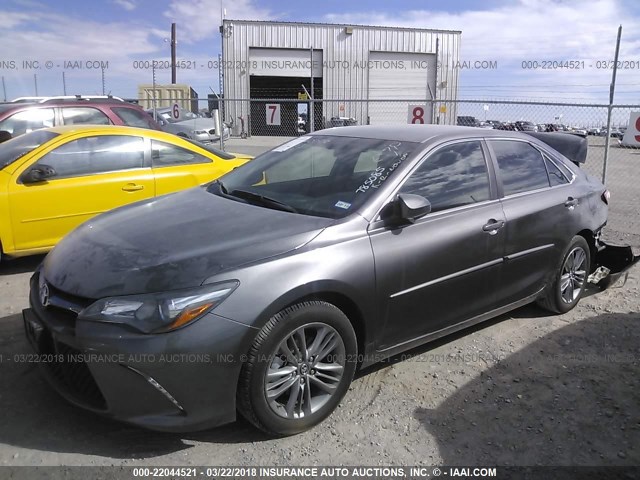 4T1BF1FK3HU785085 - 2017 TOYOTA CAMRY LE/XLE/SE/XSE GRAY photo 2