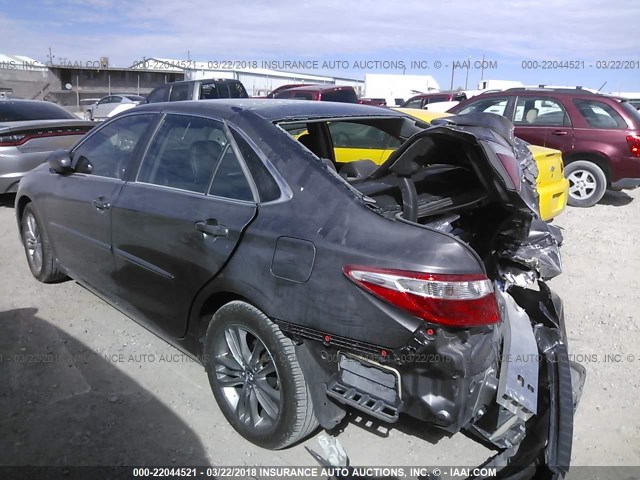 4T1BF1FK3HU785085 - 2017 TOYOTA CAMRY LE/XLE/SE/XSE GRAY photo 3