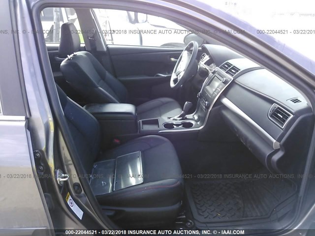 4T1BF1FK3HU785085 - 2017 TOYOTA CAMRY LE/XLE/SE/XSE GRAY photo 5