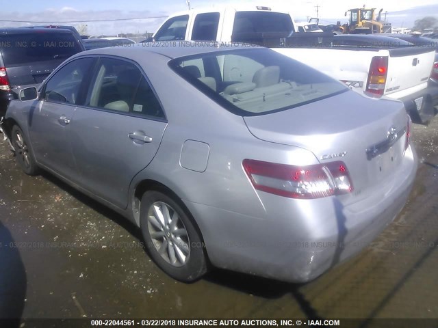 4T4BF3EK0BR180094 - 2011 TOYOTA CAMRY SE/LE/XLE ვერცხლისფერი ფოტო 3